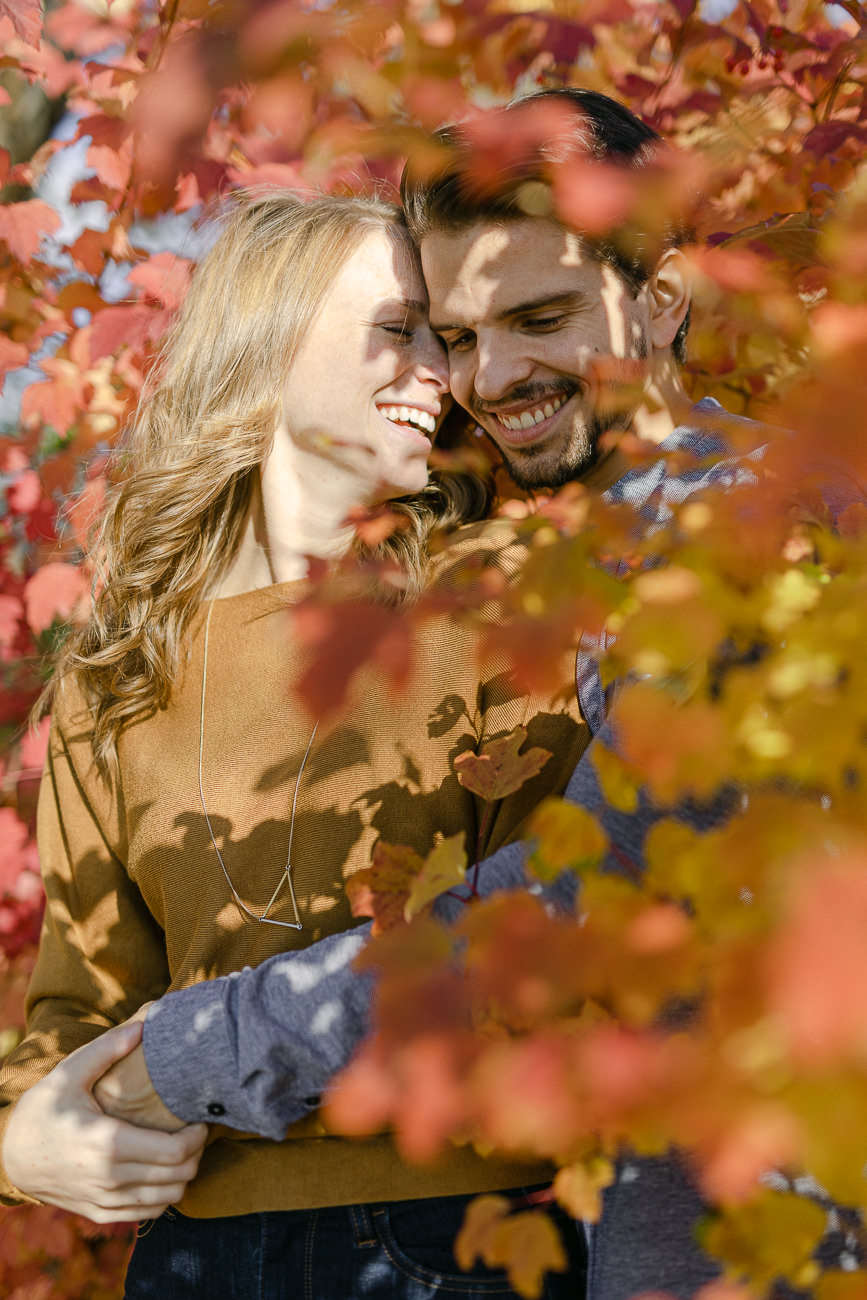 Les amoureux sont enlacés et heureux. Séance de couple à l'automne en nature.