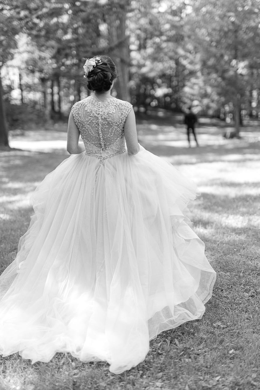 La mariée dans sa belle robe de princesse marche vers le marié.