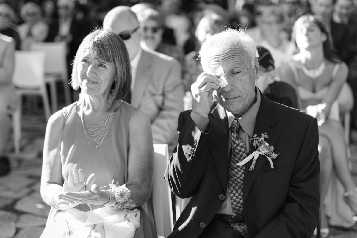 Les parents du marié lors de la cérémonie ont beaucoup d'émotions.