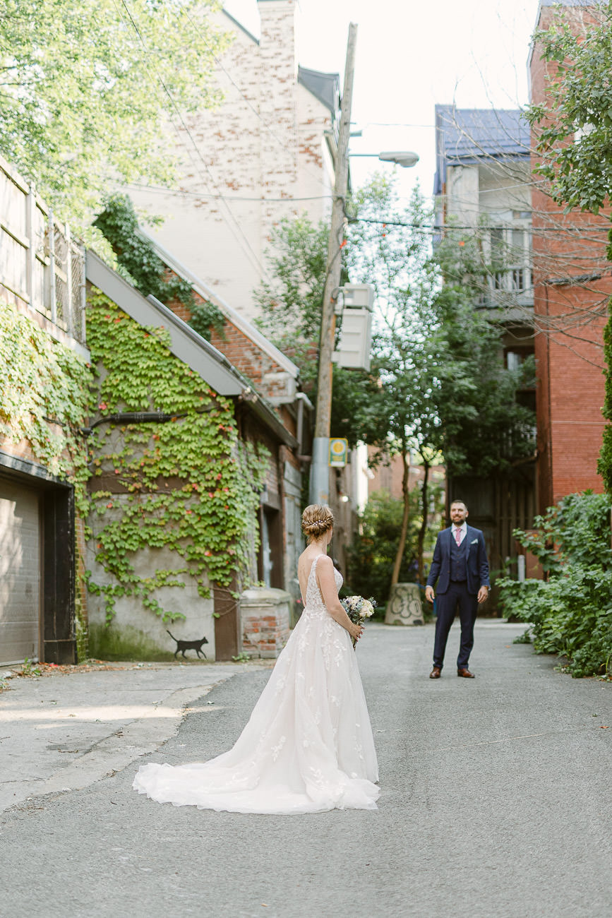 Portrait des mariés dans une ruelle de Montréal.